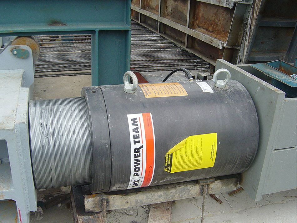 Moldes para Prefabricados de Hormigon (Bancada metálica autoportante para alojamiento molde vigas cajón. Línea 1 del Metro de Panamá (Panamá))