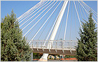 Schiefe Sttze. Fussgngerbrcke im Stadtteil Sta. M Benquerencia, Toledo (Spanien)