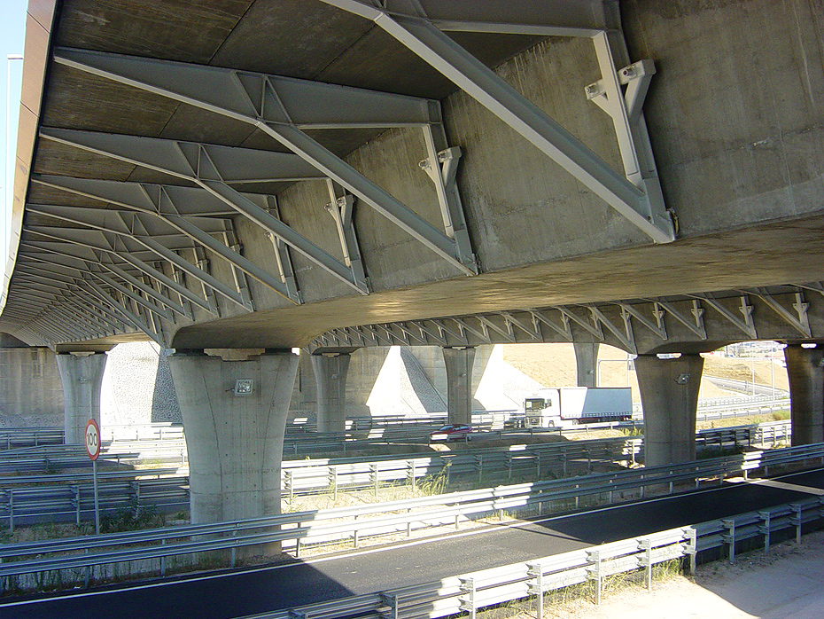 Moldes para Prefabricados de Hormigon (Jabalcones metlicos. Autopista M-45, Madrid (Espaa))